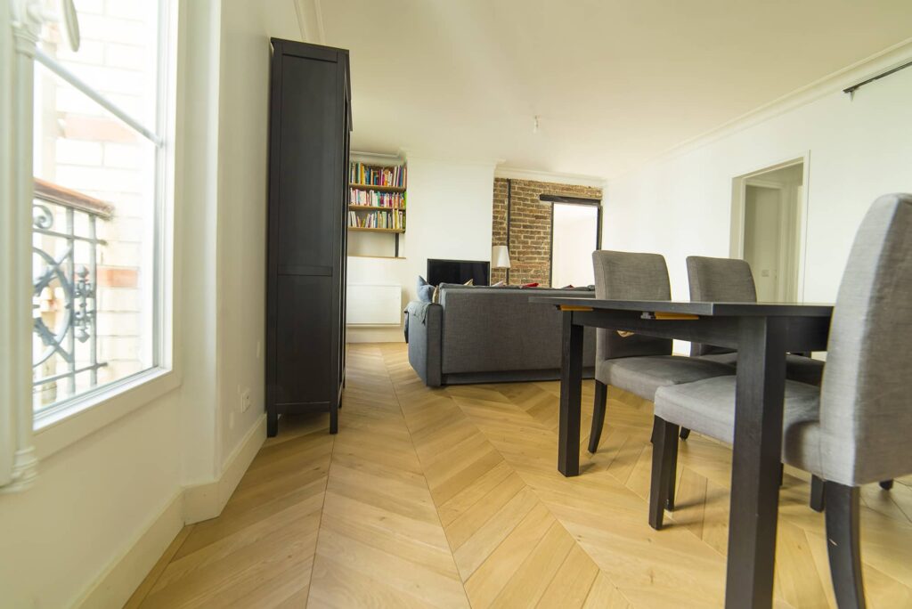 Pose de parquet en Point de Hongrie dans un grand salon haussmannien typique de Paris