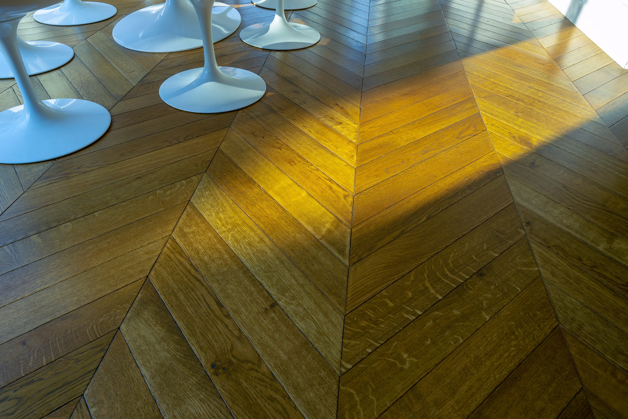 La Parqueterie Parisienne édition néo rétro point de Hongrie parquet point de hongrie fait main. Manufacture d'ïle de France