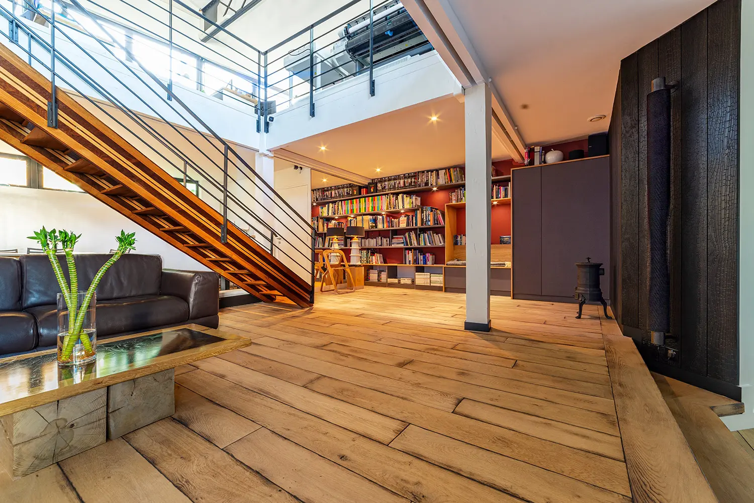 Parquet chêne et mur en bois brûlé Yakisugi encadrant la bibliothèque sur fond bordeaux