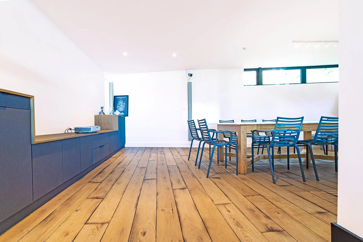 Parquet chêne brut dans la grande salle de réunion du studio d'architecture