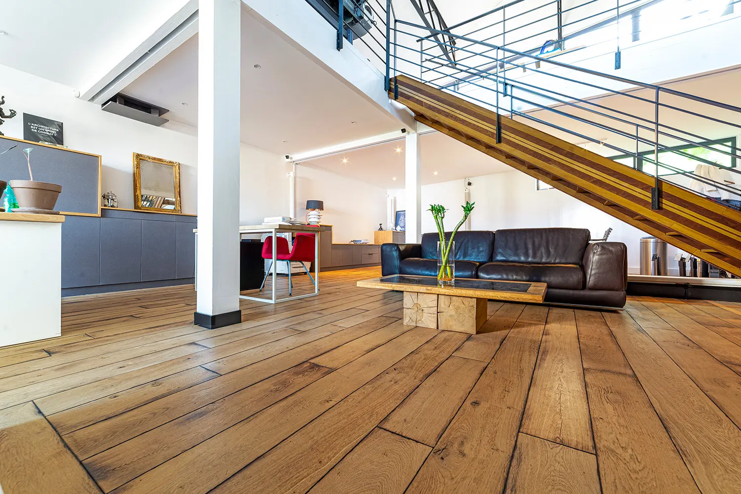 Vue d'ensemble du parquet chêne brut posé à l'anglaise dans le séjour du loft d'architecte