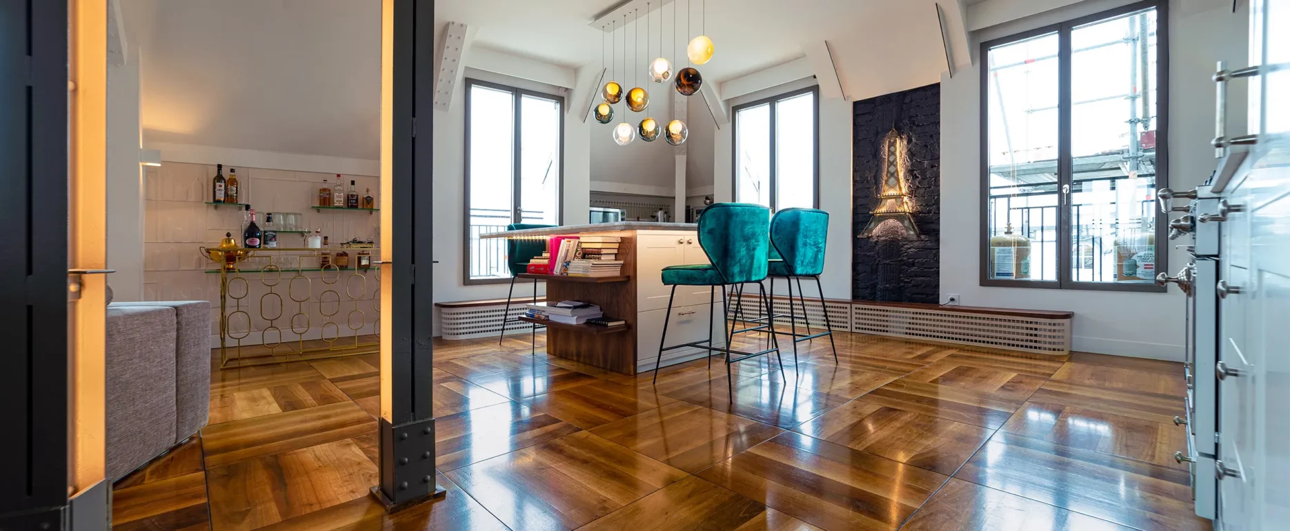Parquet sur mesure en noyer européen dans un loft contemporain du 8ᵉ arrondissement de Paris