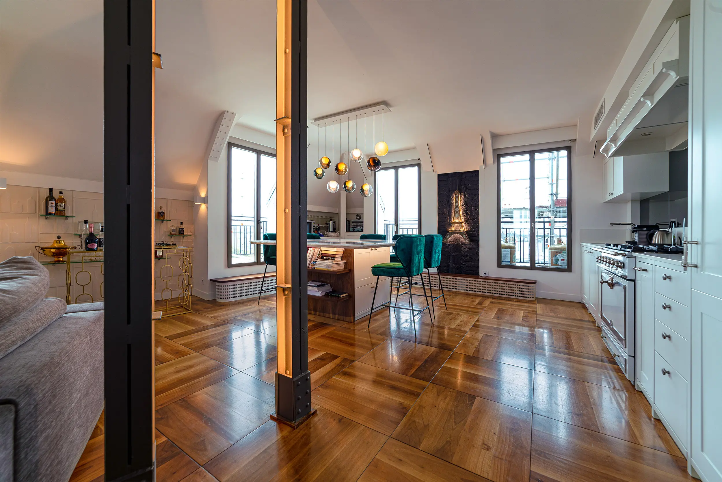 Vue d'ensemble du parquet noyer en panneaux carrés sous la charpente métallique